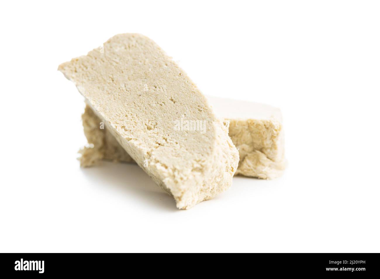 Halva de tahini doux. Dessert turc isolé sur fond blanc. Banque D'Images