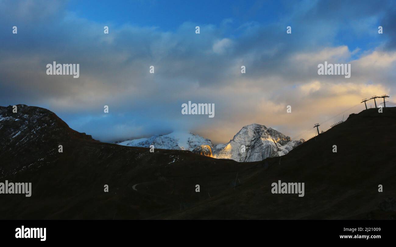 Südtirol Marmolata, Marmolada, Dolomiten, Panorama mit atemberaubender Wolkenstimmung und dramatischer Lichtstimmung in den Dolomiten in Italien Banque D'Images