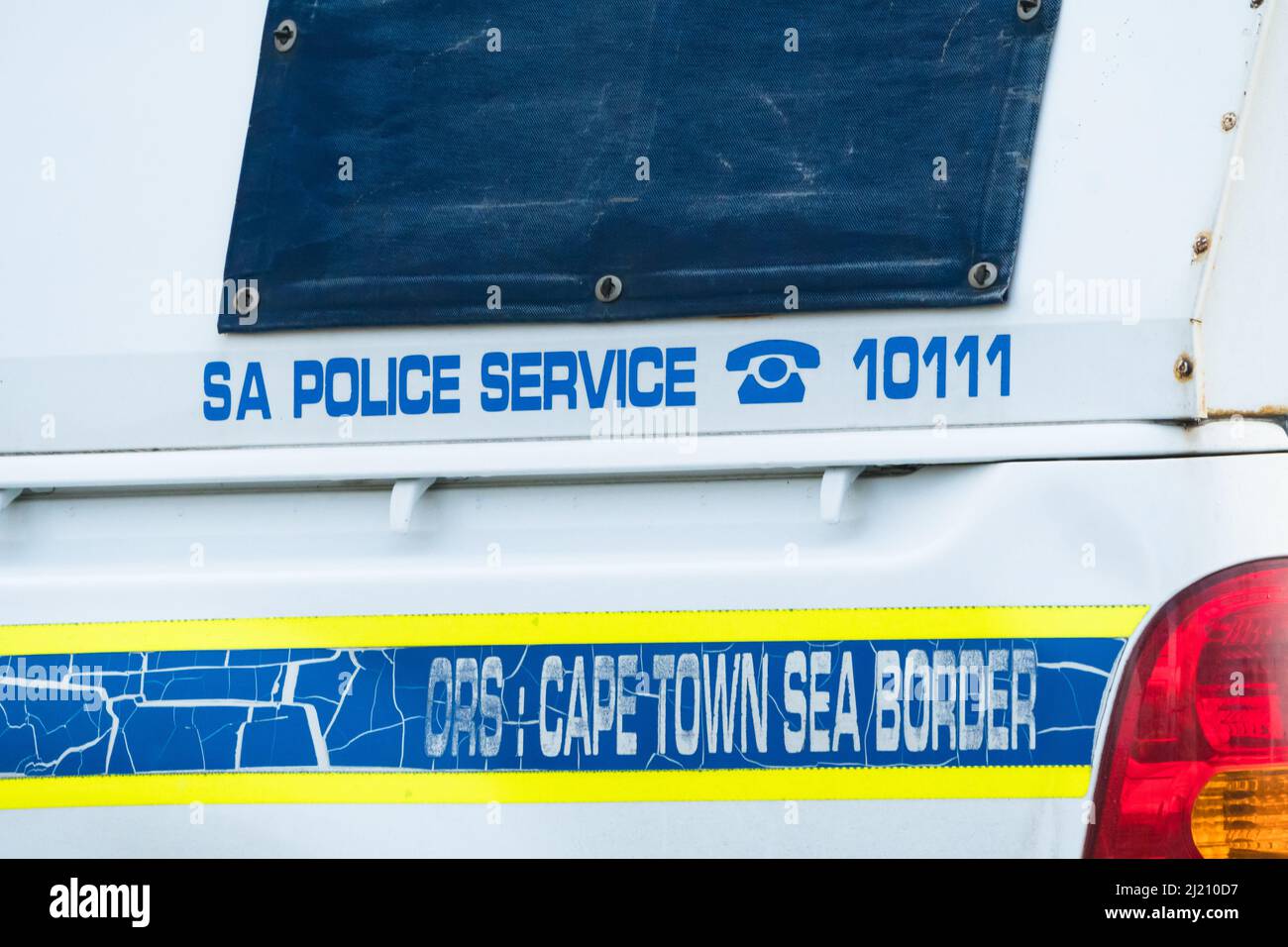 SAPS signalisation des services de police sud-africains sur un véhicule de police ou une fourgonnette avec les coordonnées d'urgence concept sécurité et sécurité Banque D'Images