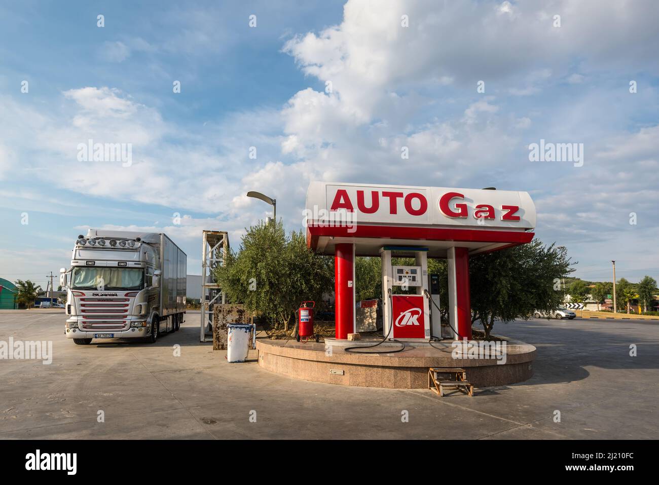 Fier, Albanie - 7 septembre 2021 : camion près de la station-service de l'hôtel Autogrill Krasniqi à fier, Albanie. Banque D'Images