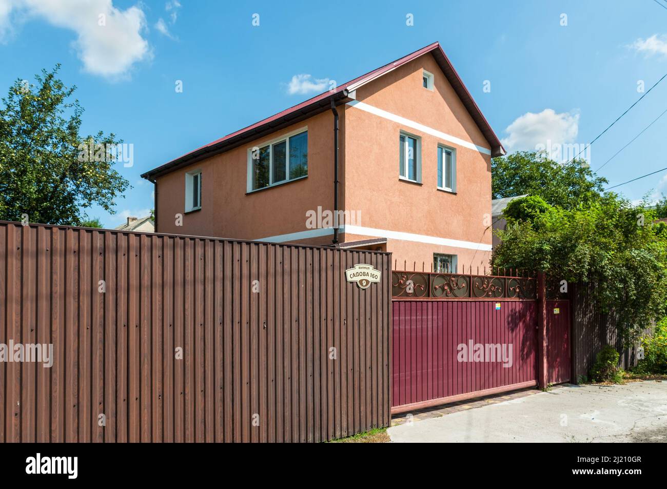 Kiev, Ukraine - 3 juillet 2021: Chalet d'été typique dans la région d'Osokorky. Osokorky est un quartier historique, sur la rive gauche de Kiev, le capasse Banque D'Images