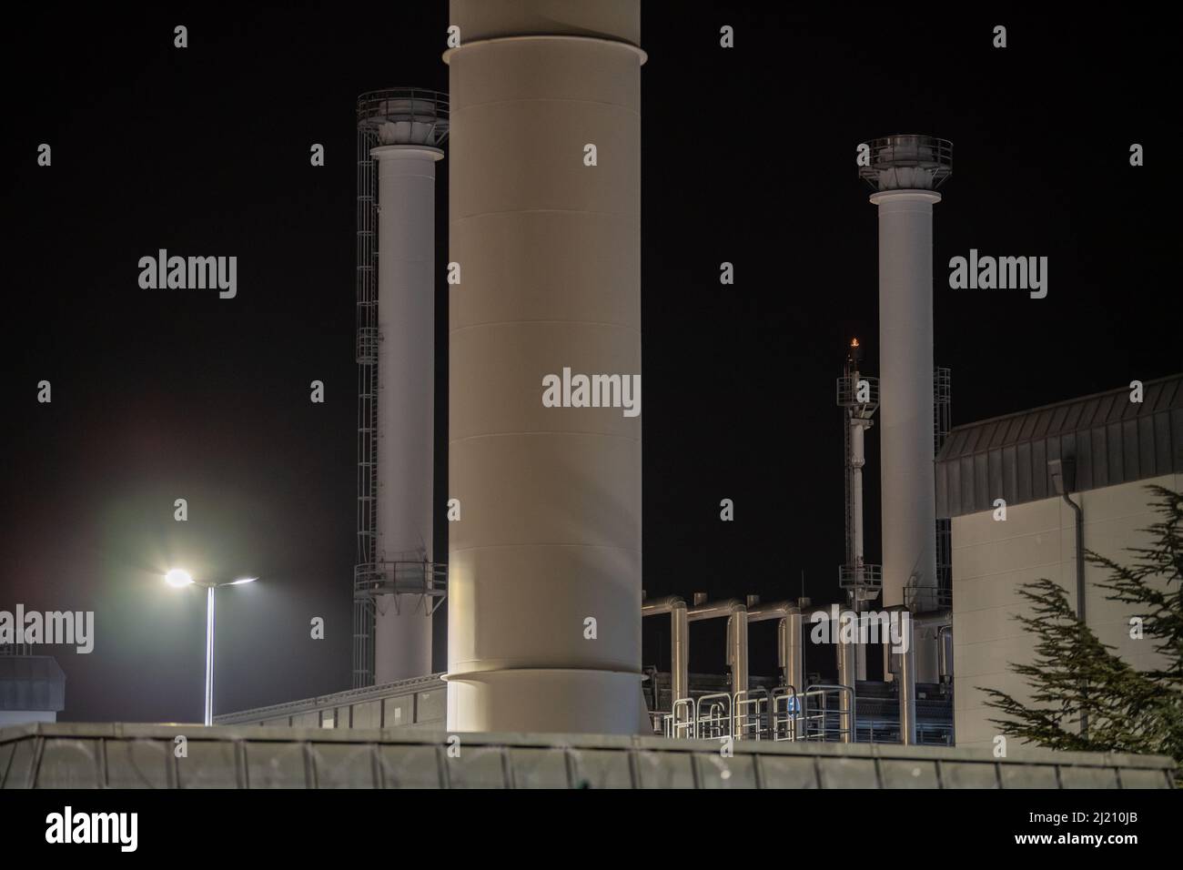 Rehden, Allemagne. 29th mars 2022. Des cheminées et une torche sont visibles sur le site de l'installation de stockage de gaz naturel de Rehden. L'exploitant de l'installation de stockage est Astora, une filiale de Gazprom appartenant à l'État russe. L'Allemagne et l'Italie prévoient de signer un accord sur le gaz le 29 mars en marge du « dialogue de transition énergétique de Berlin ». La législation de l'UE oblige les États membres, en dernier recours pour faire face à des pénuries de gaz extrêmes, à fournir du gaz par solidarité aux États membres voisins dans le besoin. Crédit : Lino Mirgeler/dpa/Alay Live News Banque D'Images