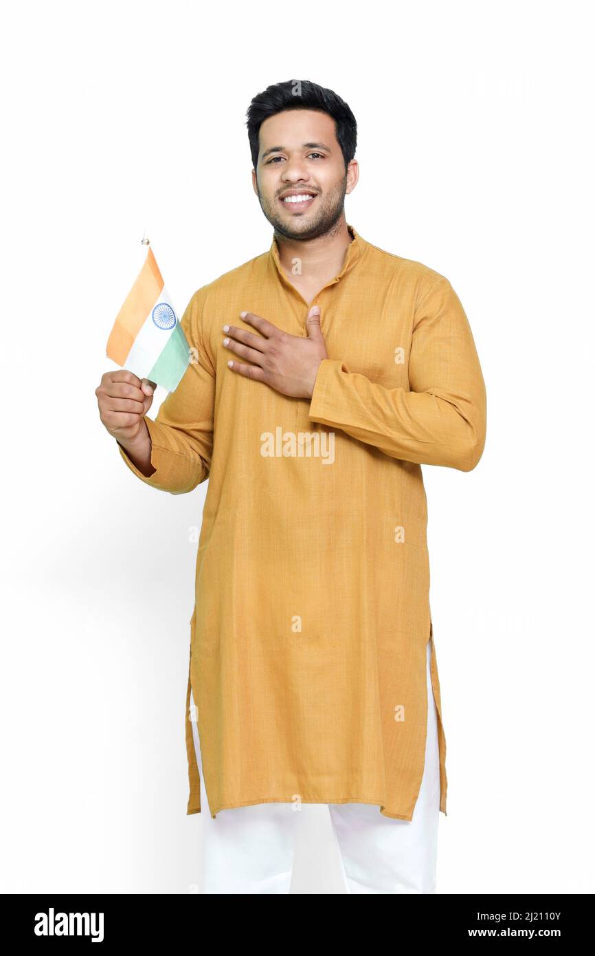 Homme indien portant le drapeau indien et montrant le patriotisme. Banque D'Images