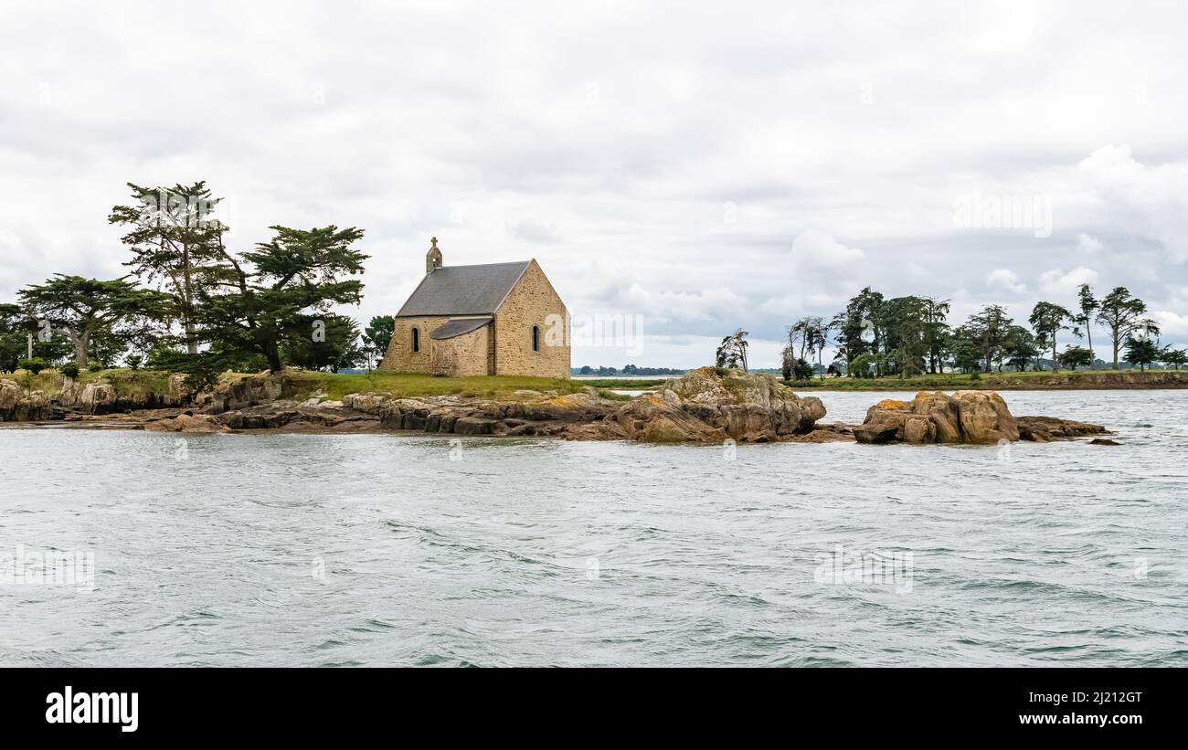 Île Boedic, avec la chapelle, dans le golfe du Morbihan, sur la côte Banque D'Images