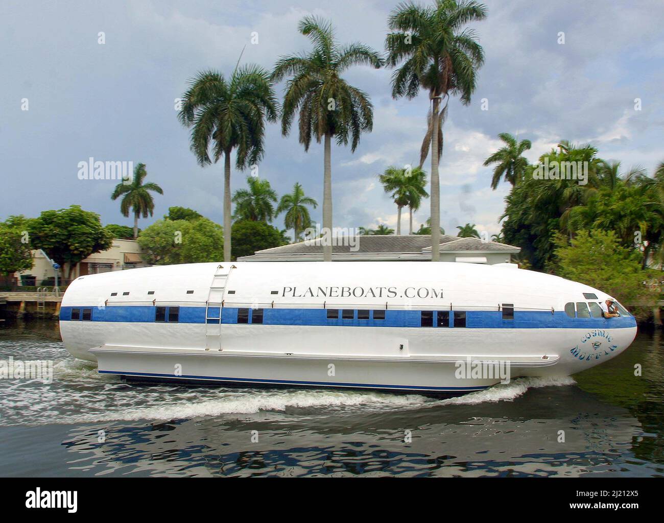 DAVE DRIMMER VAGUES DES MONDES SEULEMENT PLANEBOAT. LE BATEAU EST UN BATEAU FABRIQUÉ À PARTIR DE L'AVION TERRESTRE ( BOEING 307 STRATOLINER ) QUI APPARTENAIT AUPARAVANT À HOWARD HUGHES.FT. LAUDERDALE. ÉTATS-UNIS. PHOTO : GARY ROBERTS Banque D'Images