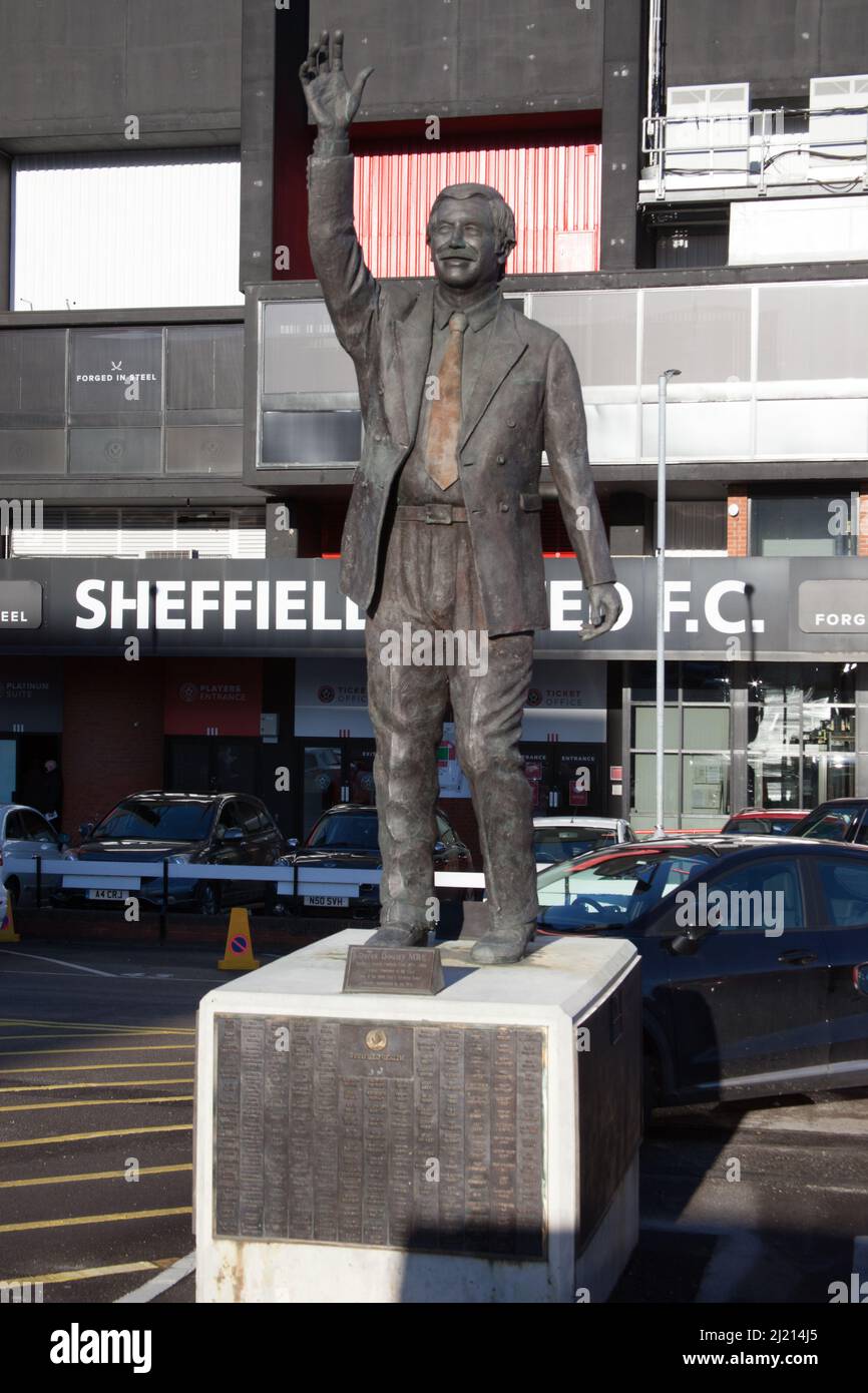 Une statue de Derek Dooley à Bramall Lane, Sheffield, dans le South Yorkshire Banque D'Images