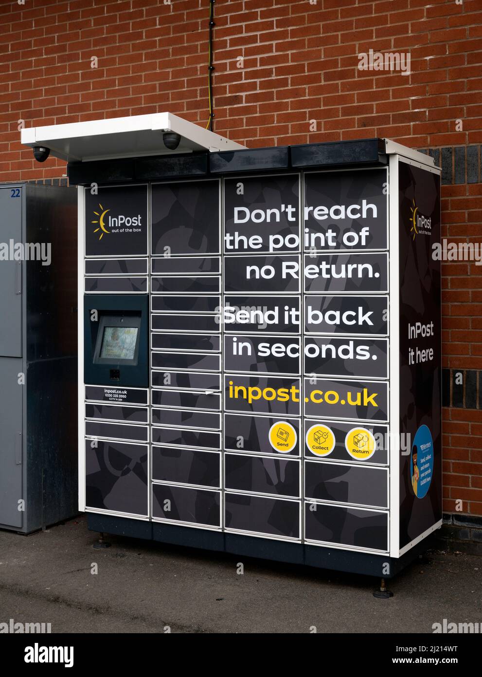 Site de collecte de colis InPost, Warwick, Royaume-Uni Banque D'Images