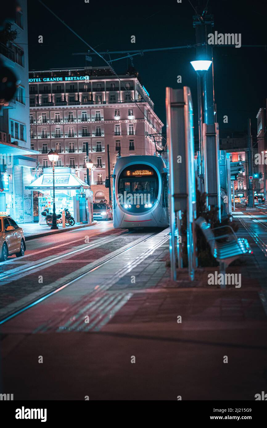 Un tram dans le centre ville d'Athènes en Grèce la nuit Banque D'Images