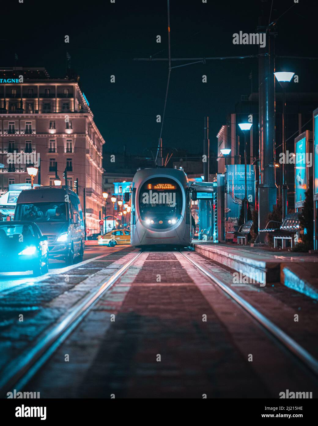 Un tram dans le centre ville d'Athènes en Grèce la nuit Banque D'Images