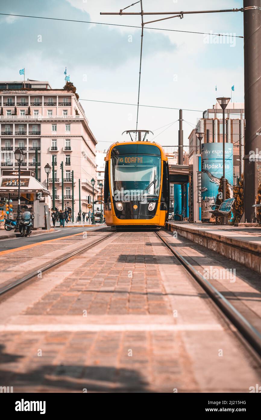 Un tramway dans le centre-ville d'Athènes en Grèce Banque D'Images