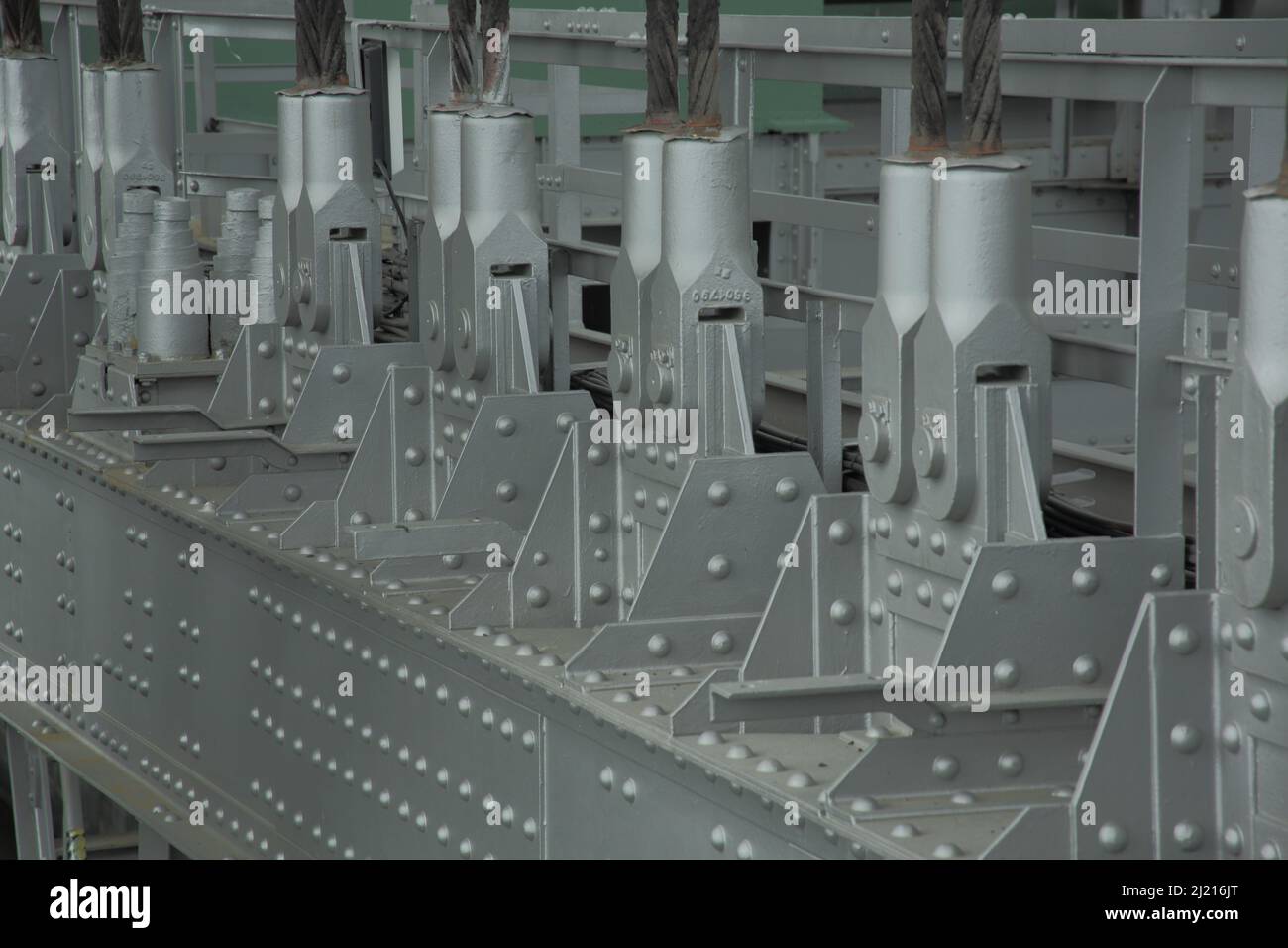 Connexions métalliques avec têtes de fourche et rivets au pont élévateur à Niederfinow, Brandebourg, Allemagne Banque D'Images