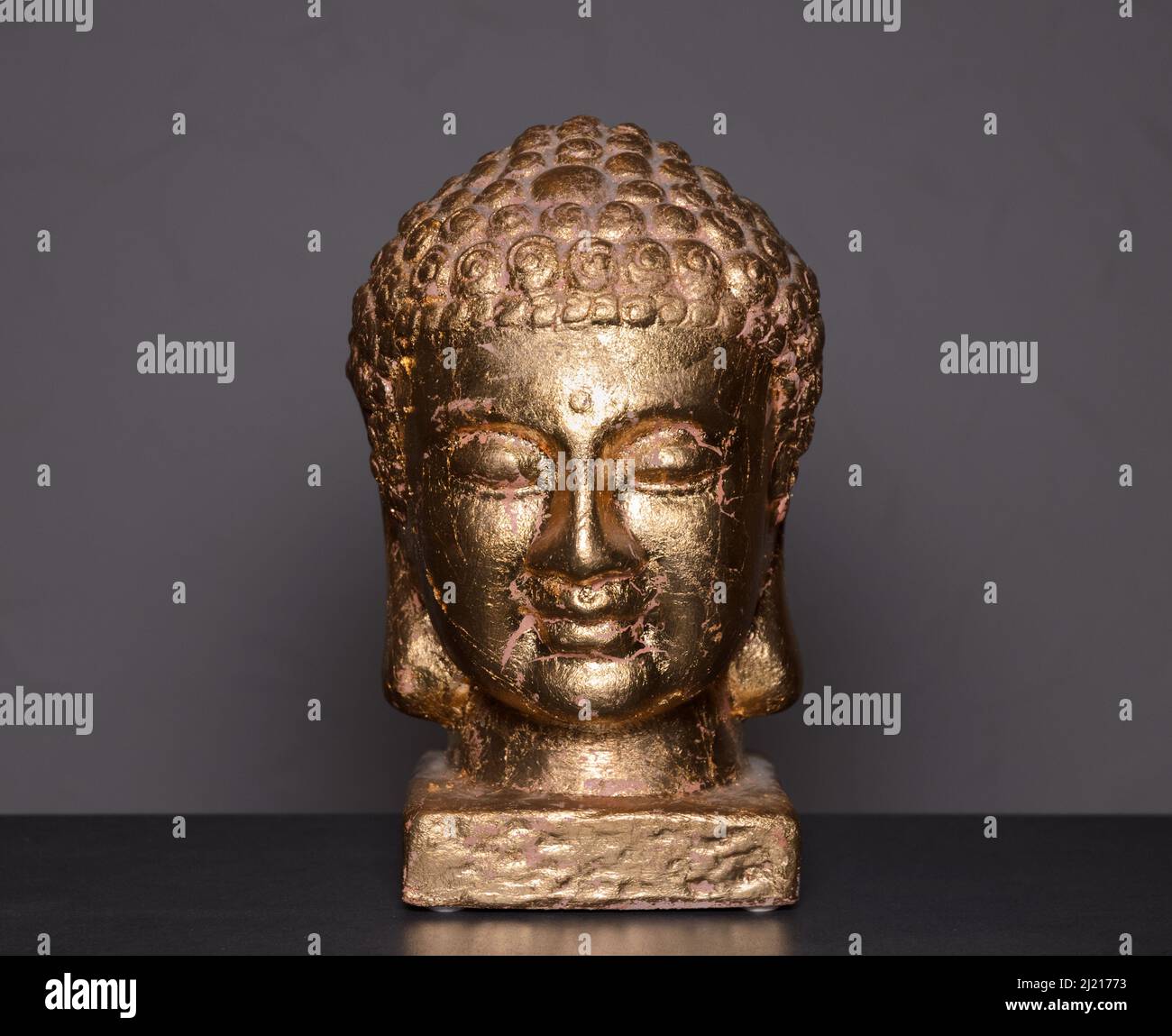 Statue de Bouddha Golden Siddharha Gautama comme décoration intérieure, vue portrait en gros plan Banque D'Images