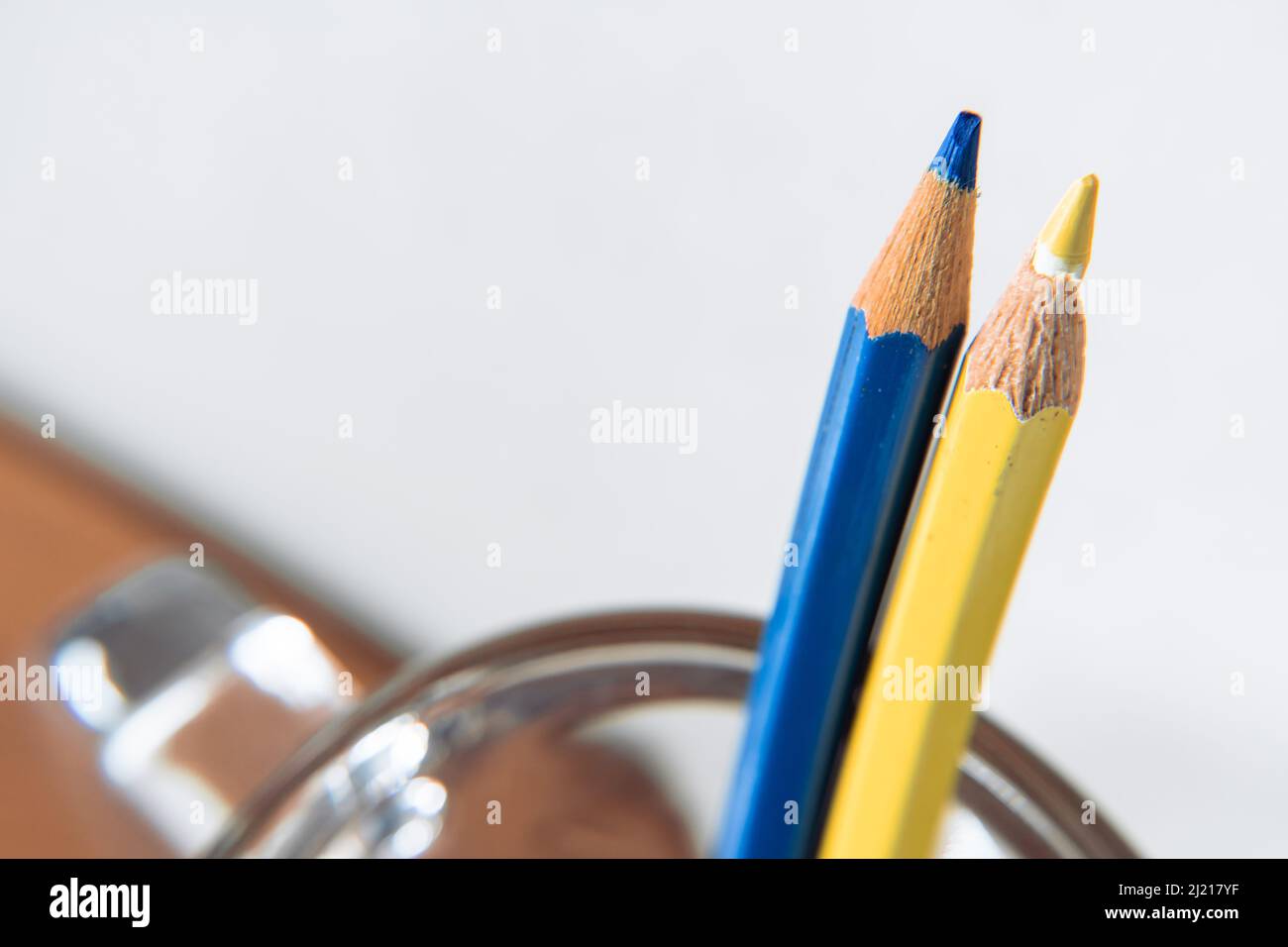 Crayons de couleur bleue et jaune dans le porte-crayons. Le bleu et le jaune sont les couleurs du drapeau national de l'Ukraine. Banque D'Images