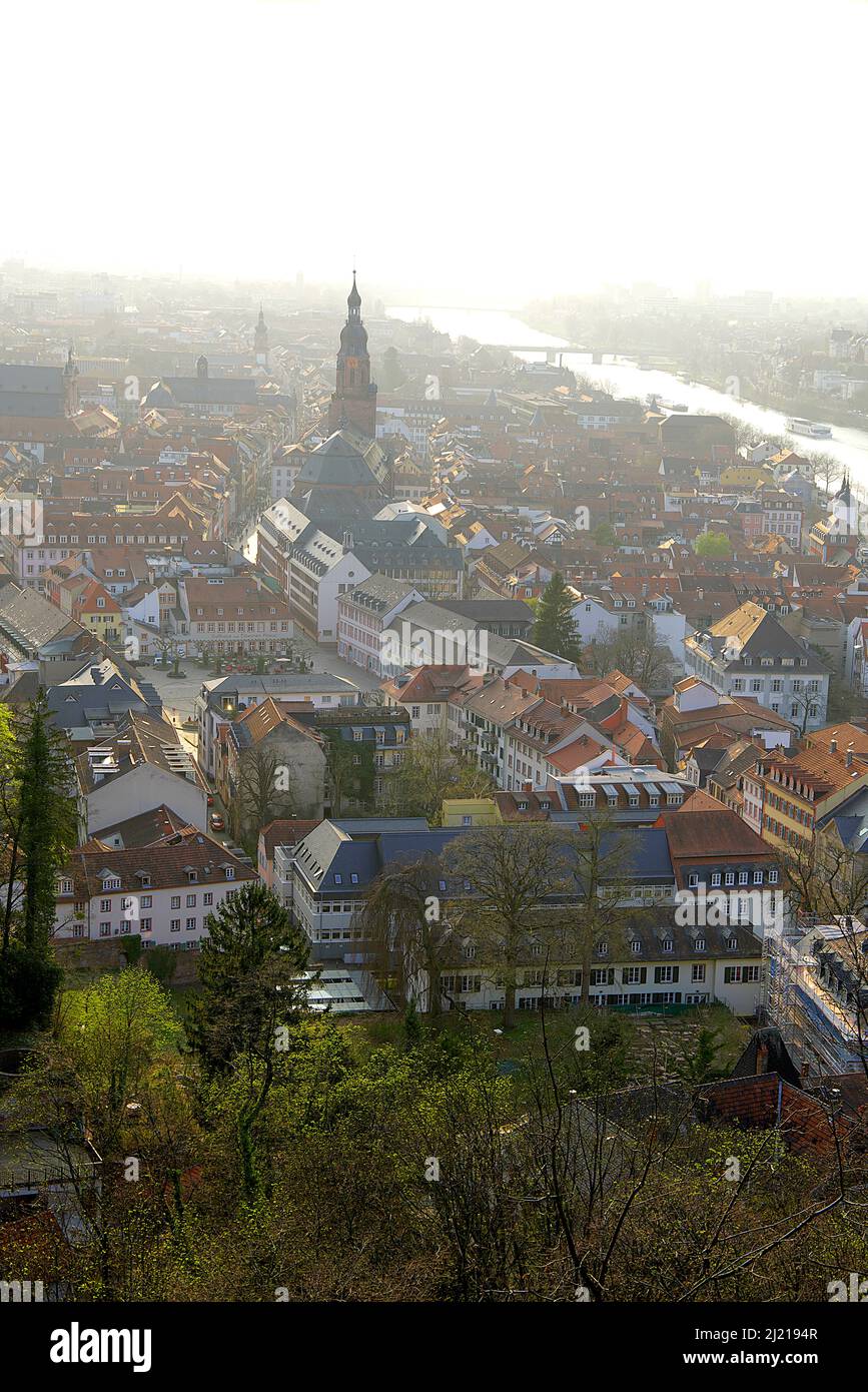 Vue imprenable sur la ville médiévale de Heidelberg. Heidelberg est une ville sur le Neckar dans le Bade-Wurtemberg, dans le sud-ouest de l'Allemagne. Banque D'Images