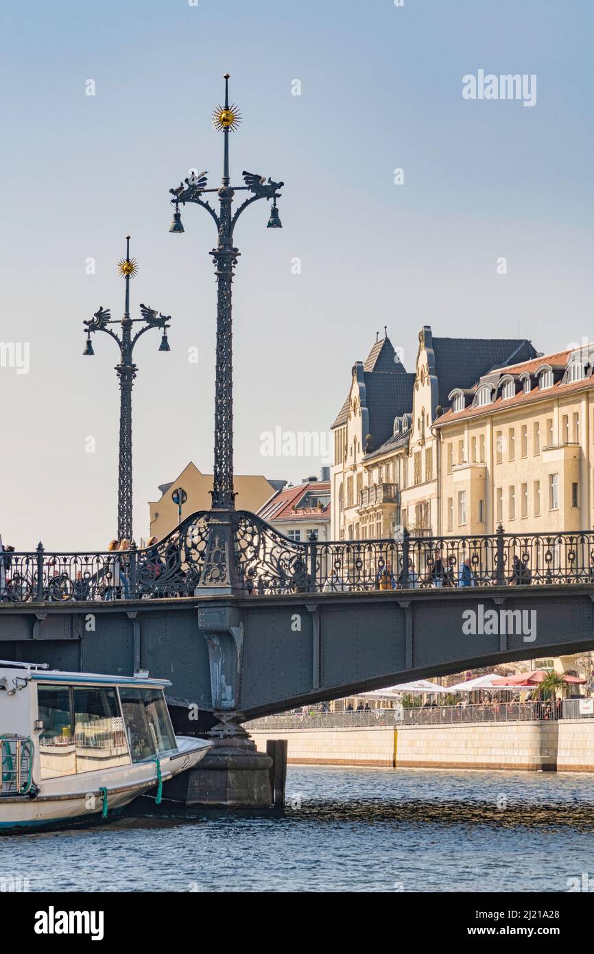 Die Weidendammer Brücke über die Spree à Berlin Banque D'Images