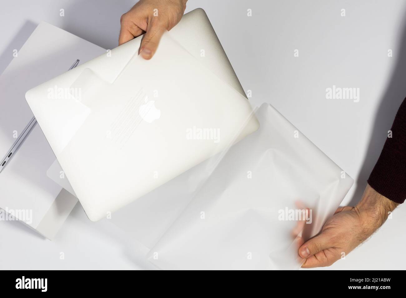 Saratov, Russie - 26 février 2022 : sortez le nouveau MacBook Air 13 pouces argenté avec processeur M1 de l'emballage de protection topview, fond blanc Banque D'Images