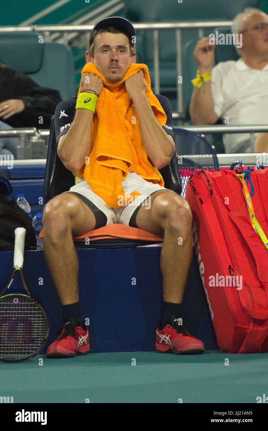 Alex de Minaur (AUS) est défait par Stefanos Tsitsipas (GRE) 4-6, 3-6, à l'Open de Miami devant être joué au Hard Rock Stadium à Miami Gardens, Floride, le 28 mars 2022: © Karla Kinne/Tennisclix/CSM Banque D'Images