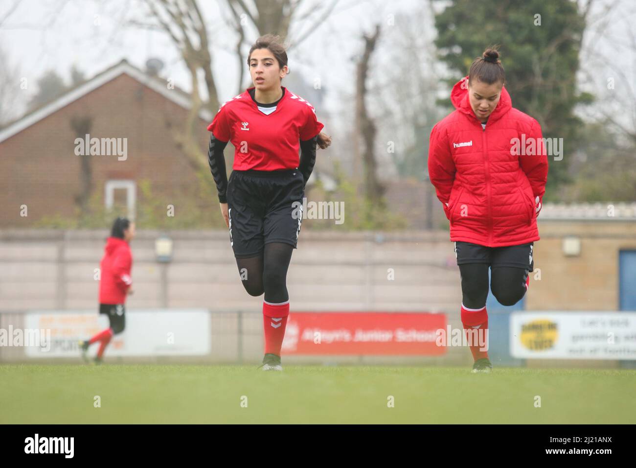 Fayza (à gauche) et Sosan (à droite), de l'équipe de développement de l'Afghanistan, s'échauffent avant le match contre l'équipe parlementaire féminine au Dulwich Hamlet football Club, dans le sud de Londres. Amnesty International Royaume-Uni a lancé son mois des rencontres football – une initiative visant à accueillir les réfugiés et les personnes en quête d’asile dans les communautés britanniques – en organisant un match de football entre l’équipe afghane de développement et l’équipe parlementaire féminine. Date de la photo: Mardi 29 mars 2022. Banque D'Images