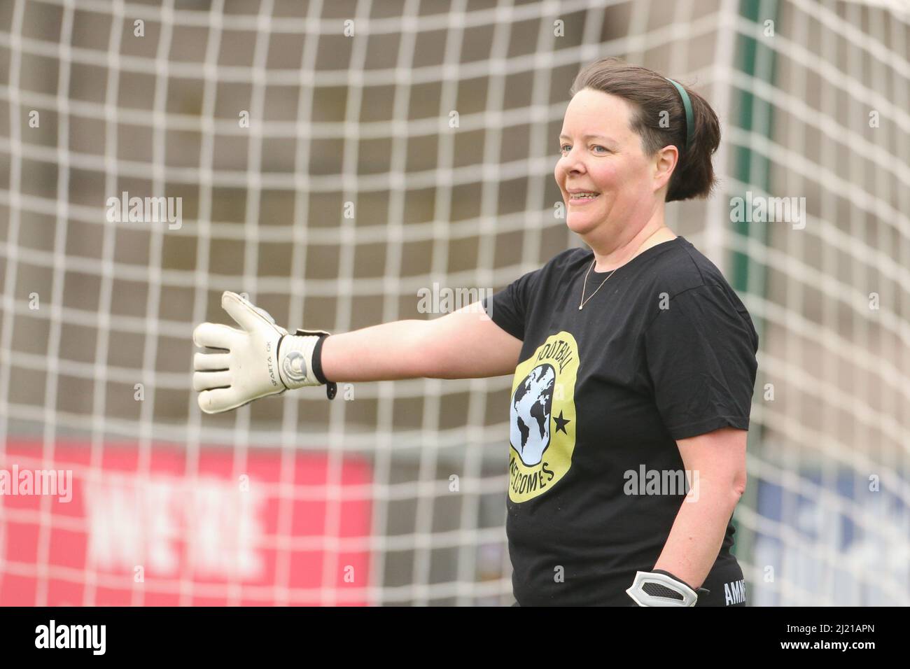 Lucy Rake d'Amnesty International au Dulwich Hamlet football Club, dans le sud de Londres. Amnesty International Royaume-Uni a lancé son mois des rencontres football – une initiative visant à accueillir les réfugiés et les personnes en quête d’asile dans les communautés britanniques – en organisant un match de football entre l’équipe afghane de développement et l’équipe parlementaire féminine. Date de la photo: Mardi 29 mars 2022. Banque D'Images