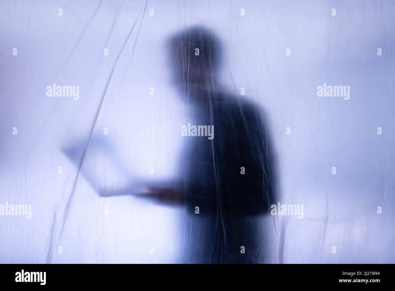 Anonyme Hacker commet la cybercriminalité avec un ordinateur portable tenu à la main Banque D'Images