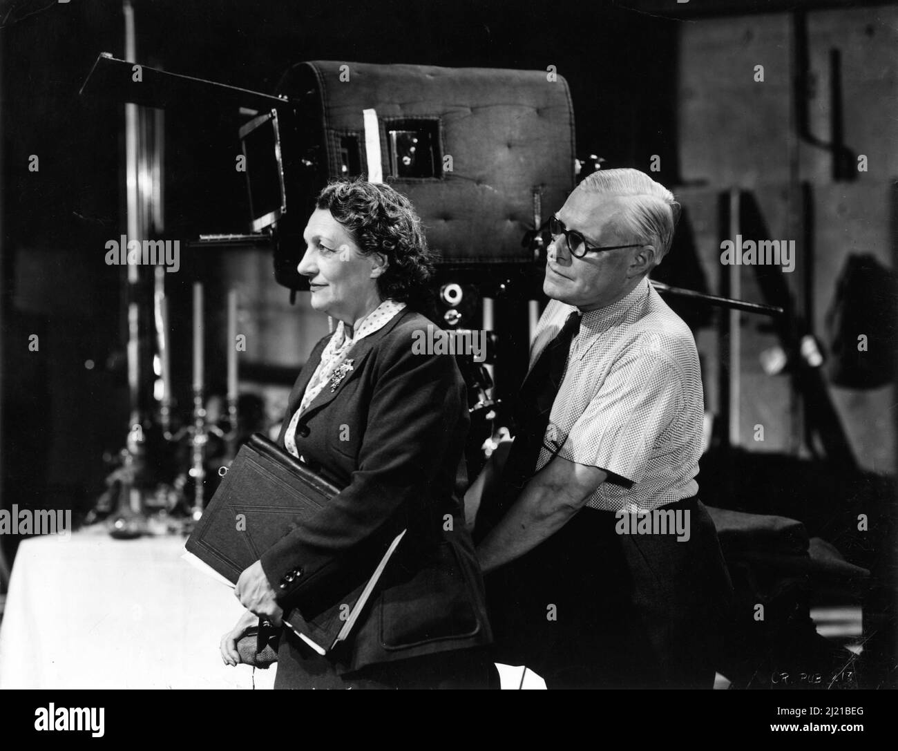 Le réalisateur WALTER FORDE et son épouse CULLEY sur le lieu de tournage ont fait des ballades avec Movie Camera aux studios Nettlefold à Walton-on-Thames pendant le tournage du MAÎTRE DE BANKDAM 1947 réalisateur Walter Forde roman Thomas Armstrong producteur associé Culley Forde Holbein films / distributeurs de films généraux (GFD) Banque D'Images