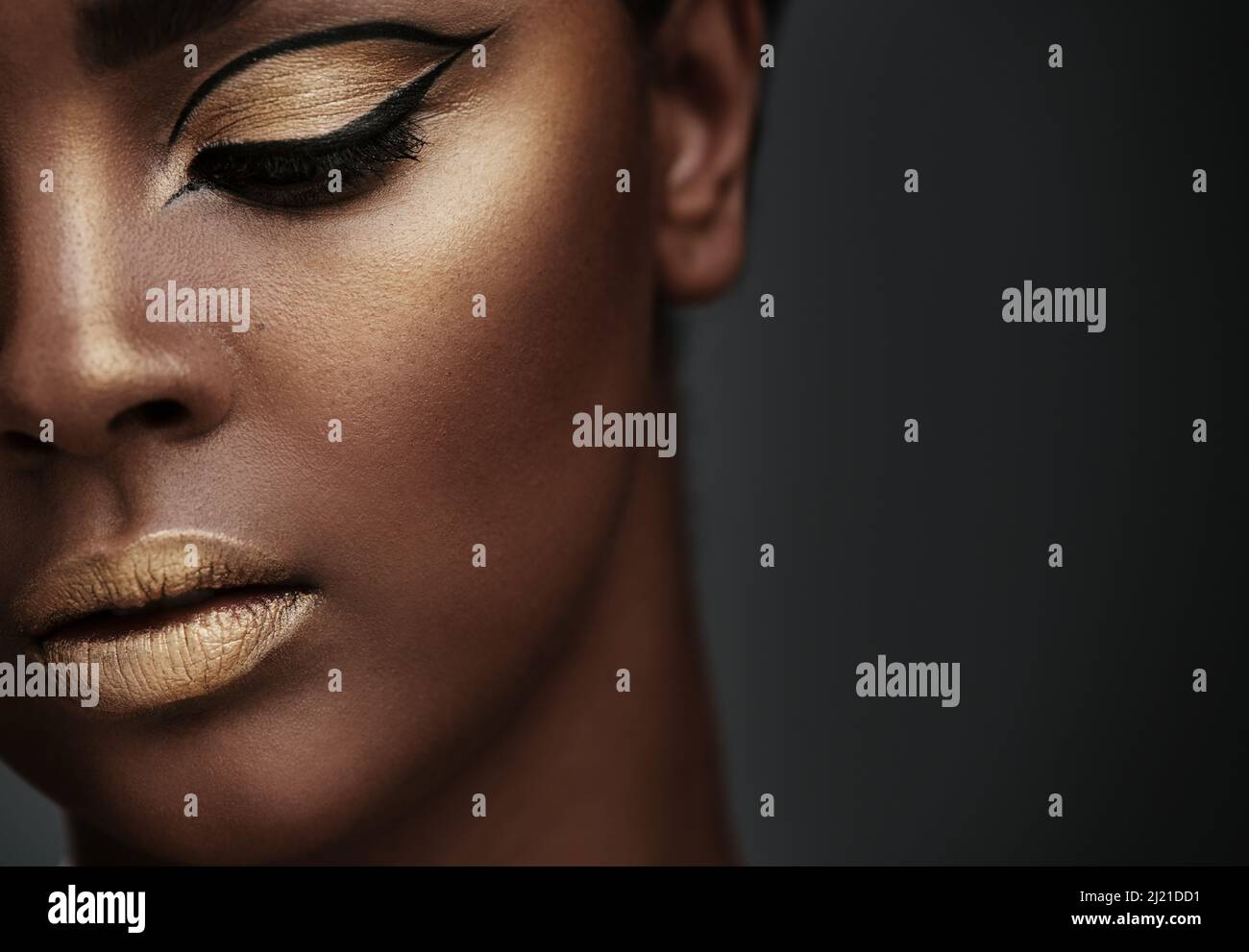 L'or est un état d'esprit. Photo courte d'une belle jeune femme portant un  maquillage Photo Stock - Alamy