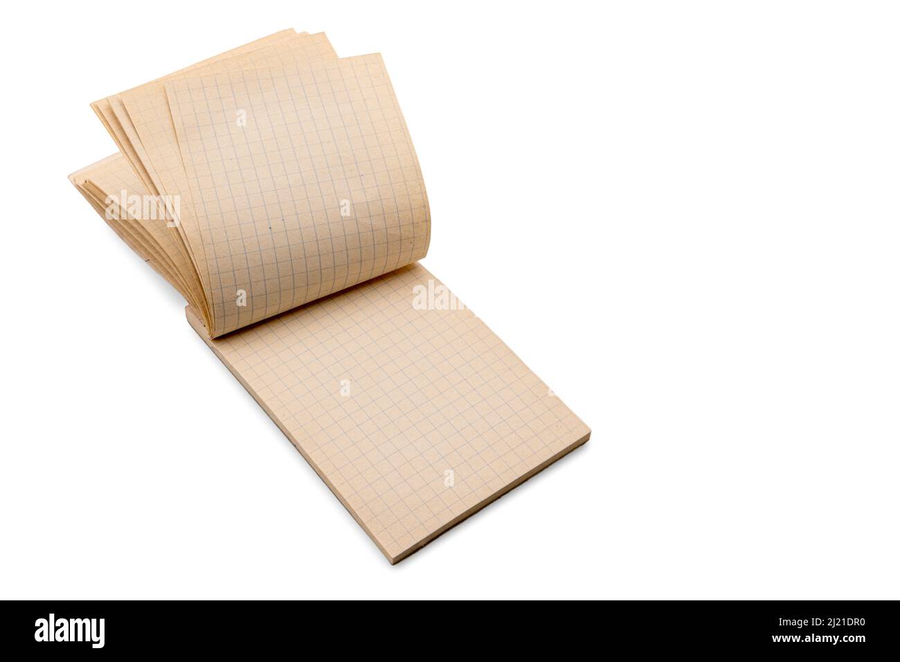 Bloc-notes en papier vintage à carreaux ouverts isolés sur blanc, espace de copie, chemin de découpe Banque D'Images