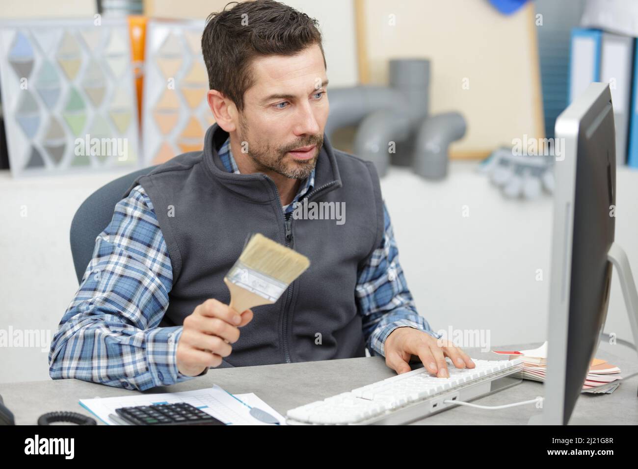 un homme pendant le projet de rénovation Banque D'Images