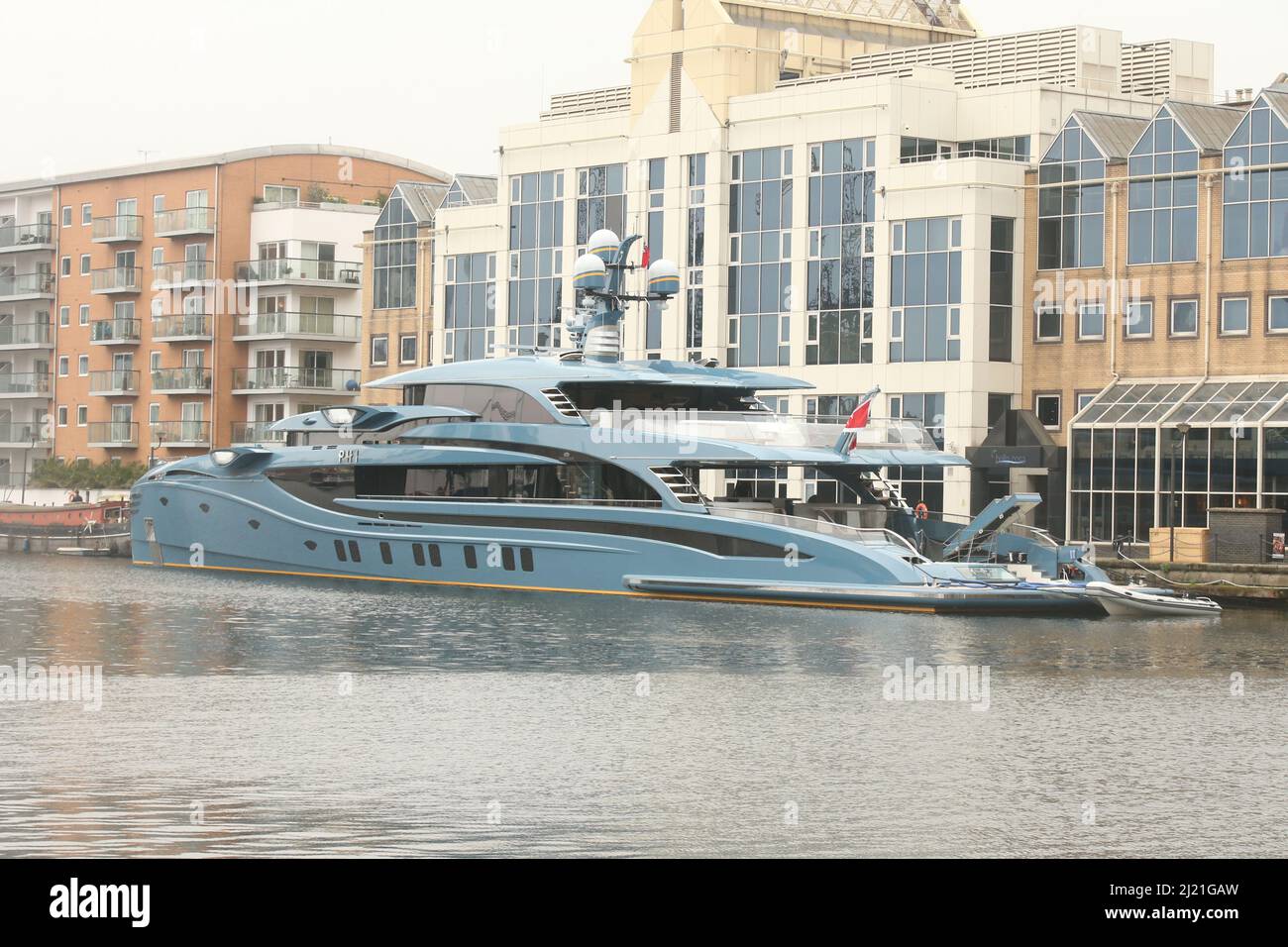 Le superyacht Phi détenu par un homme d'affaires russe à Canary Wharf, dans l'est de Londres, qui a été détenu dans le cadre de sanctions contre la Russie. Le navire est le premier à être détenu au Royaume-Uni sous des sanctions imposées en raison de la guerre en Ukraine. Date de la photo: Mardi 29 mars 2022. Banque D'Images