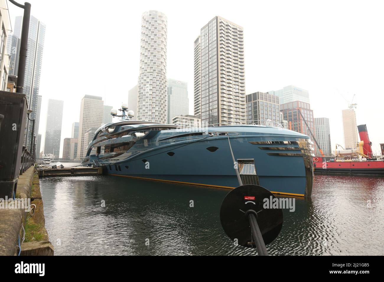 Le superyacht Phi détenu par un homme d'affaires russe à Canary Wharf, dans l'est de Londres, qui a été détenu dans le cadre de sanctions contre la Russie. Le navire est le premier à être détenu au Royaume-Uni sous des sanctions imposées en raison de la guerre en Ukraine. Date de la photo: Mardi 29 mars 2022. Banque D'Images