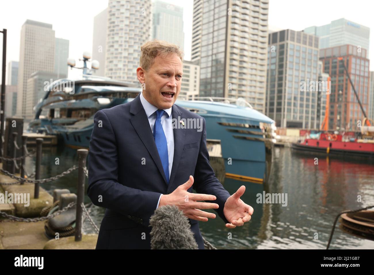 Le secrétaire aux transports Grant Shapps par le superyacht Phi appartenant à un homme d'affaires russe à Canary Wharf, dans l'est de Londres, qui a été détenu dans le cadre de sanctions contre la Russie. Le navire est le premier à être détenu au Royaume-Uni sous des sanctions imposées en raison de la guerre en Ukraine. Date de la photo: Mardi 29 mars 2022. Banque D'Images