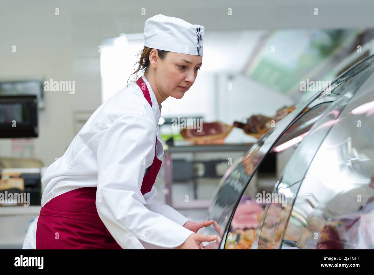 belle femme boucher au travail Banque D'Images