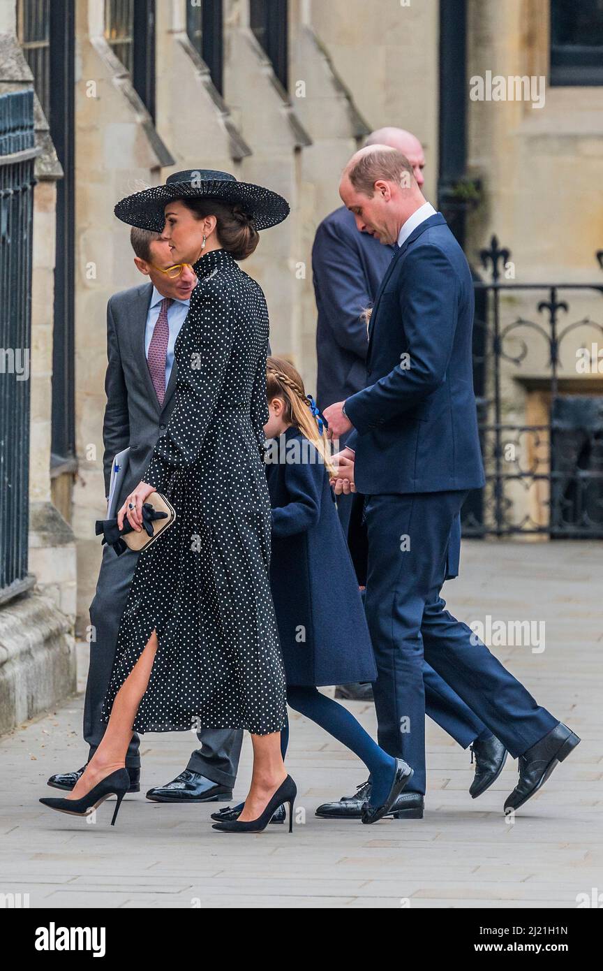 Londres, Royaume-Uni. 29th mars 2022. William et Kate, le duc et la duchesse de Cambridge arrivent avec leurs enfants - Un service commémoratif à l'abbaye de Westminster pour le prince Philip, duc d'Édimbourg, décédé au château de Windsor l'année dernière. Crédit : Guy Bell/Alay Live News Banque D'Images