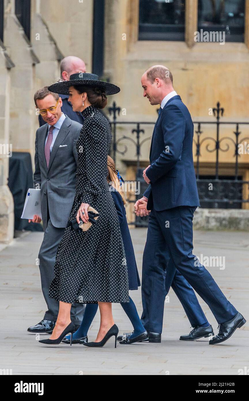 Londres, Royaume-Uni. 29th mars 2022. William et Kate, le duc et la duchesse de Cambridge arrivent avec leurs enfants - Un service commémoratif à l'abbaye de Westminster pour le prince Philip, duc d'Édimbourg, décédé au château de Windsor l'année dernière. Crédit : Guy Bell/Alay Live News Banque D'Images