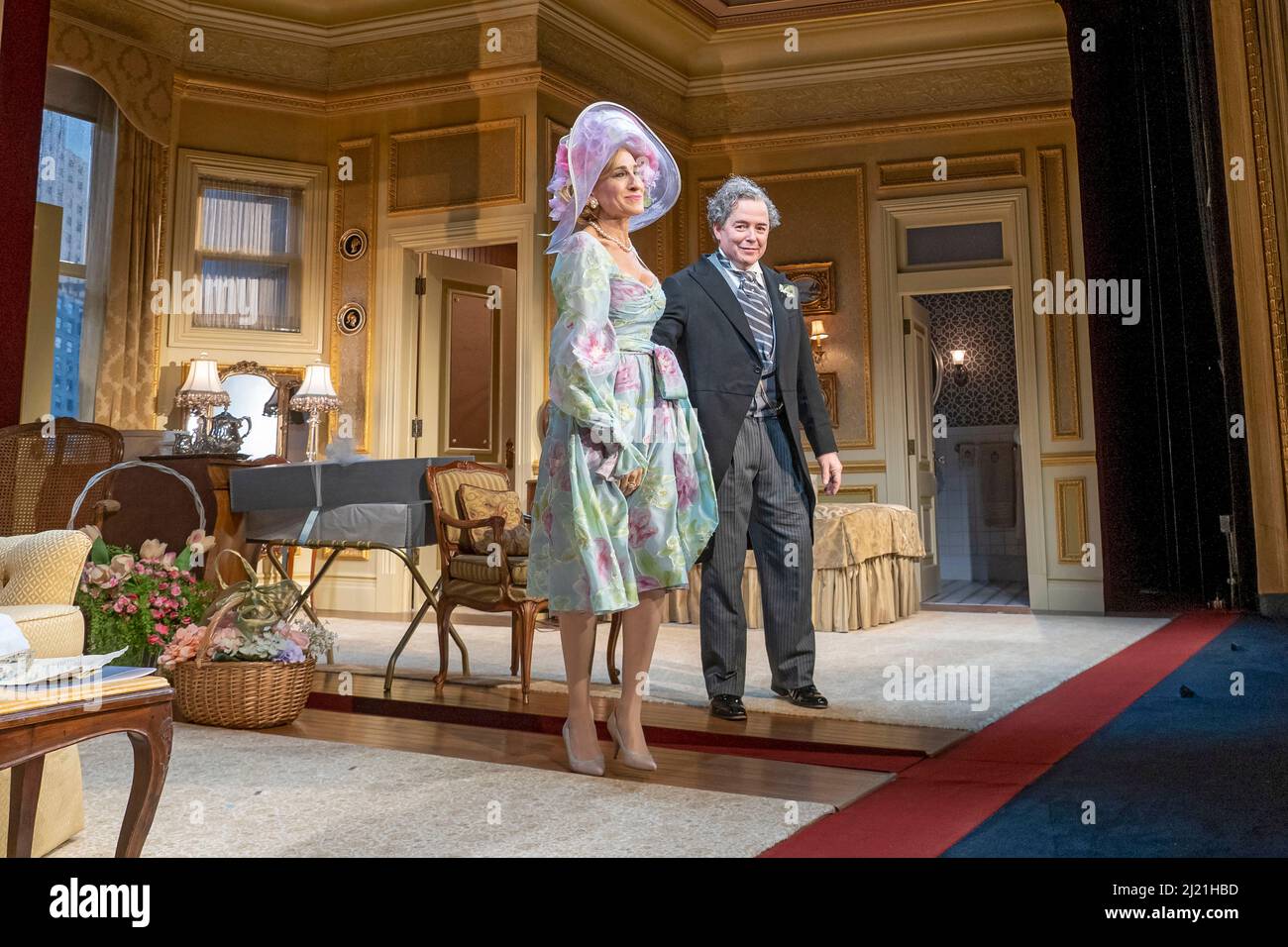 New York, États-Unis. 28th mars 2022. Sarah Jessica Parker et Matthew Broderick posent lors de l'appel au rideau pour la soirée d'ouverture de la « Plaza Suite » à New York. Crédit : SOPA Images Limited/Alamy Live News Banque D'Images