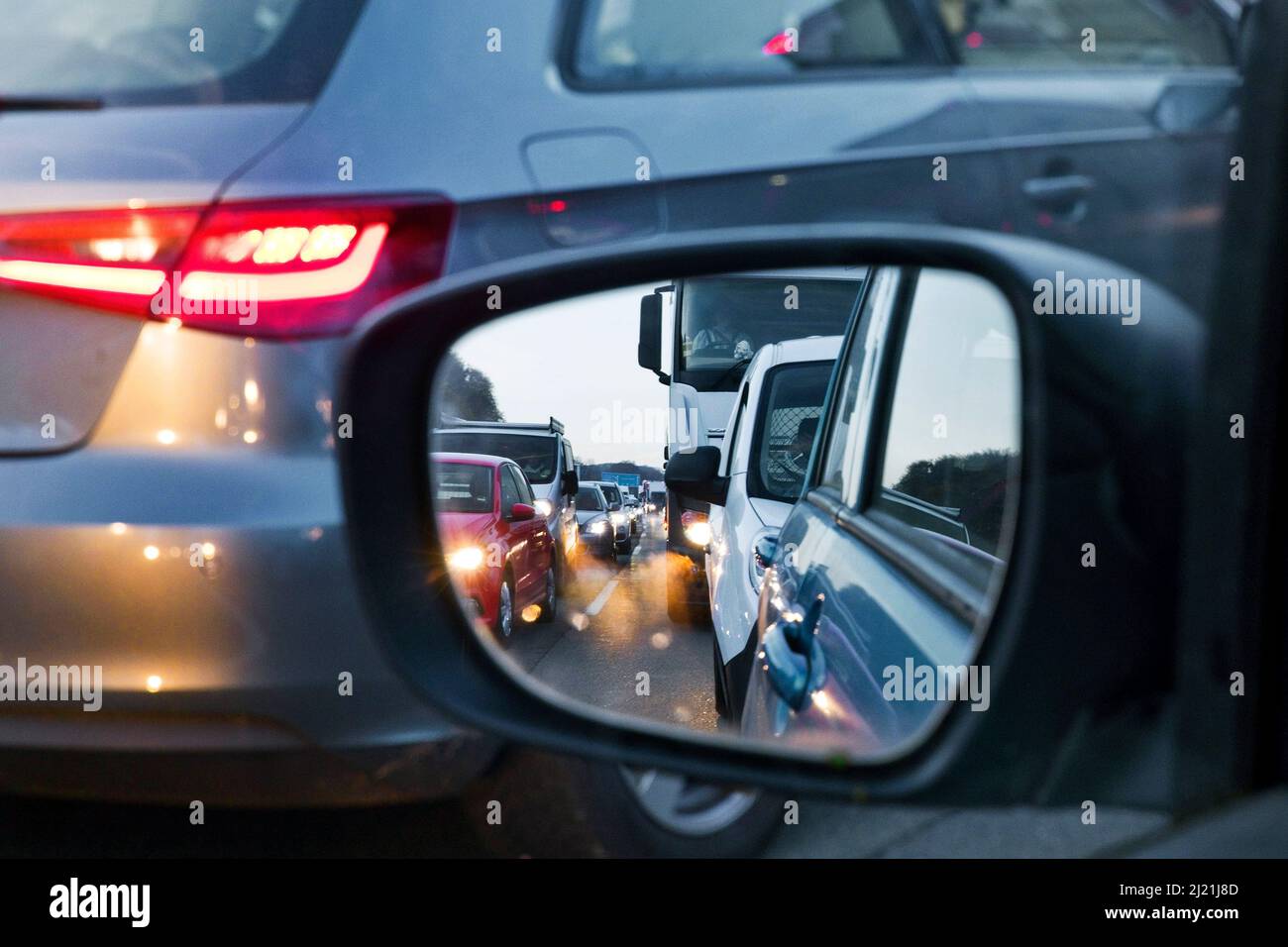 Embouteillage dû à la fermeture complète sur l'autoroute A1, vue de la voiture, Allemagne, Rhénanie-du-Nord-Westphalie, Bergisches Land, Wuppertal Banque D'Images