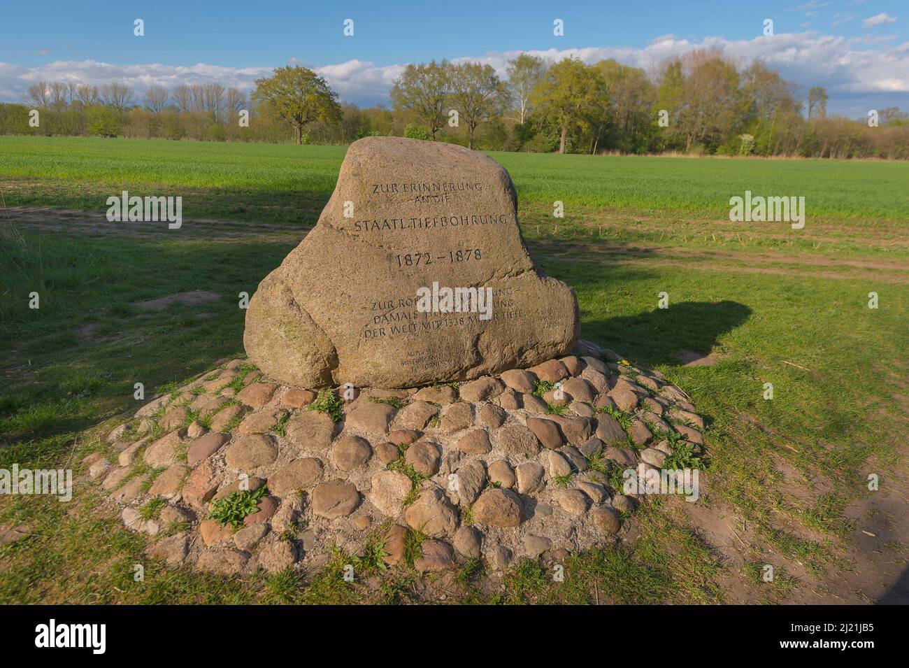 pierre mémorial pour les forages les plus profonds à la fosse Lieth, geotop national, Allemagne, Schleswig-Holstein Banque D'Images