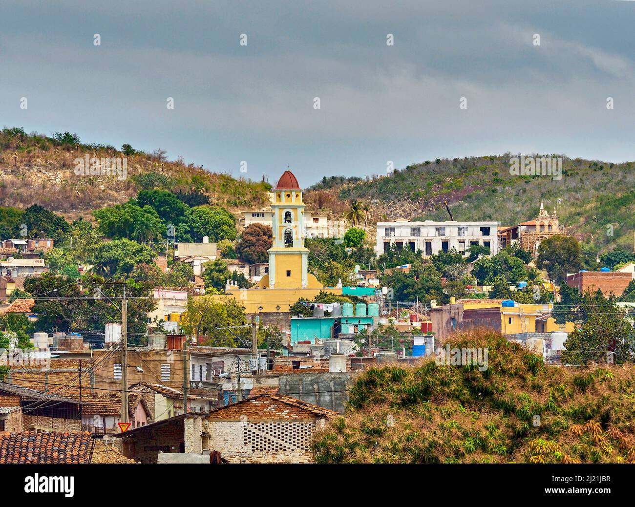 Vue sur Trinidad avec la Tour du Convento de San Francisco de Asis, dans les maisons modestes en premier plan, Cuba, Sancti Spiritus, Trinidad Banque D'Images