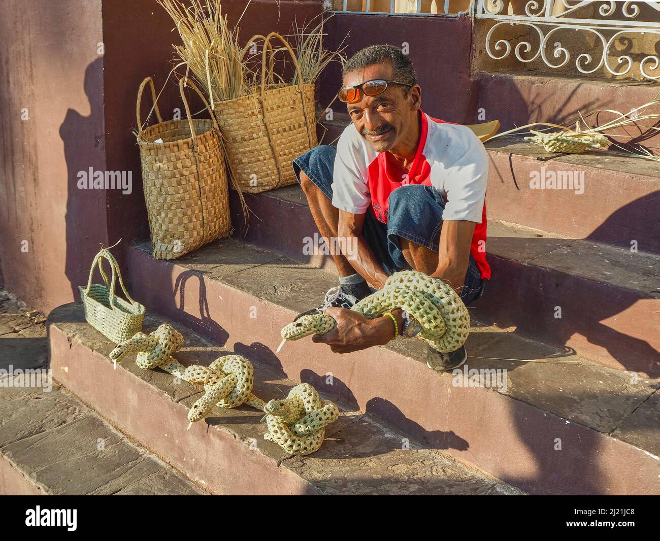 Artisan avec des figures de serpent tressé fait de bambus et feuilles de palmier, Cuba, Sancti Spiritus, Trinidad Banque D'Images