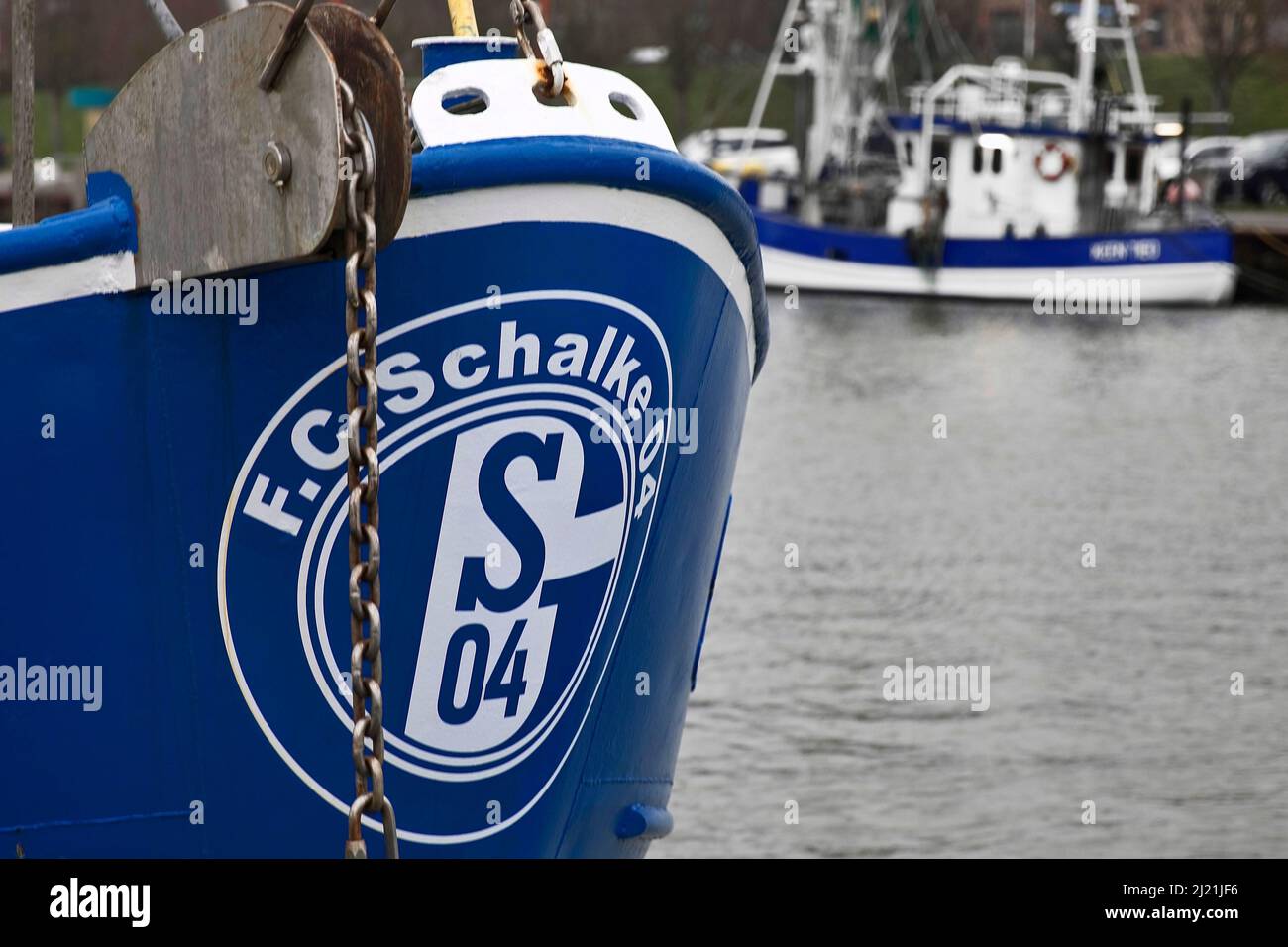 Emblème du club de Schalke 04 sur l'arc d'un navire dans le port, Allemagne, Schleswig-Holstein, Buesum Banque D'Images