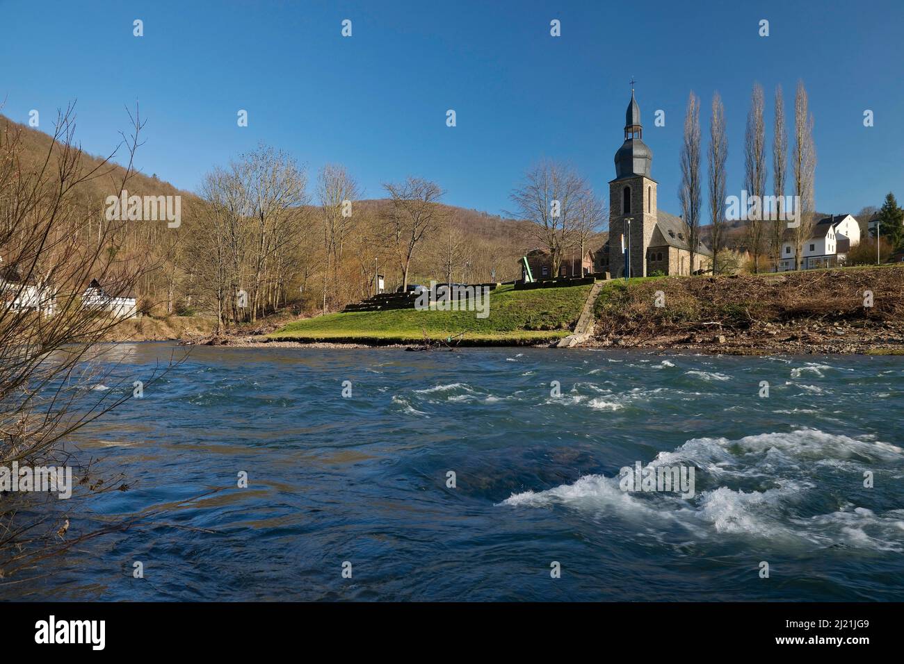 Fluss Lenne avec église Saint-Joseph à Nachrodt, Allemagne, Rhénanie-du-Nord-Westphalie, pays aigre, Nachrodt Wiblingwerde Banque D'Images