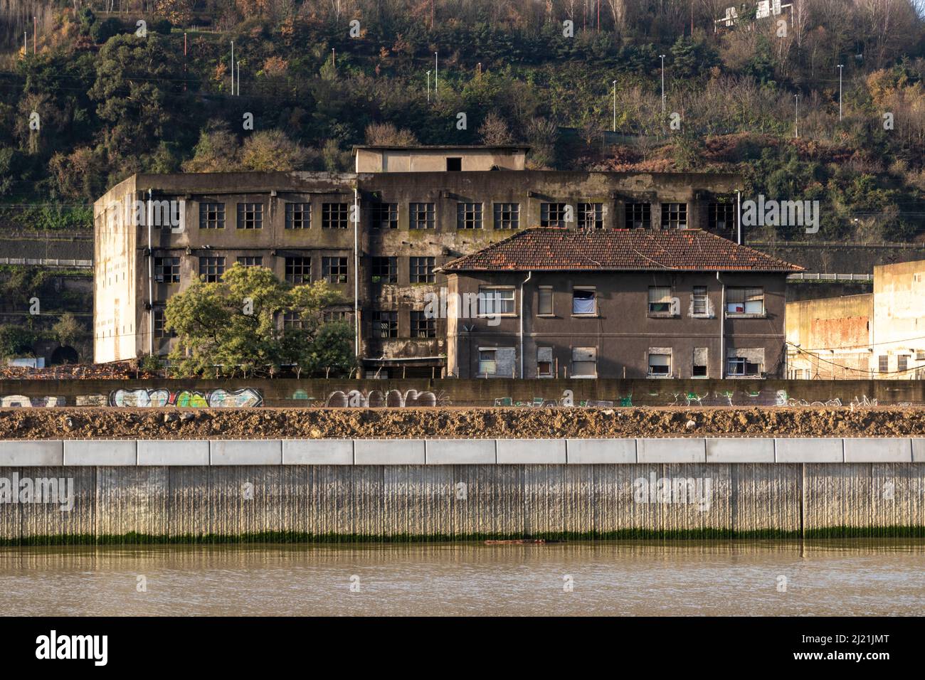 Détruit un bâtiment industriel abandonné sur la rivière Nervion à Bilbao Banque D'Images