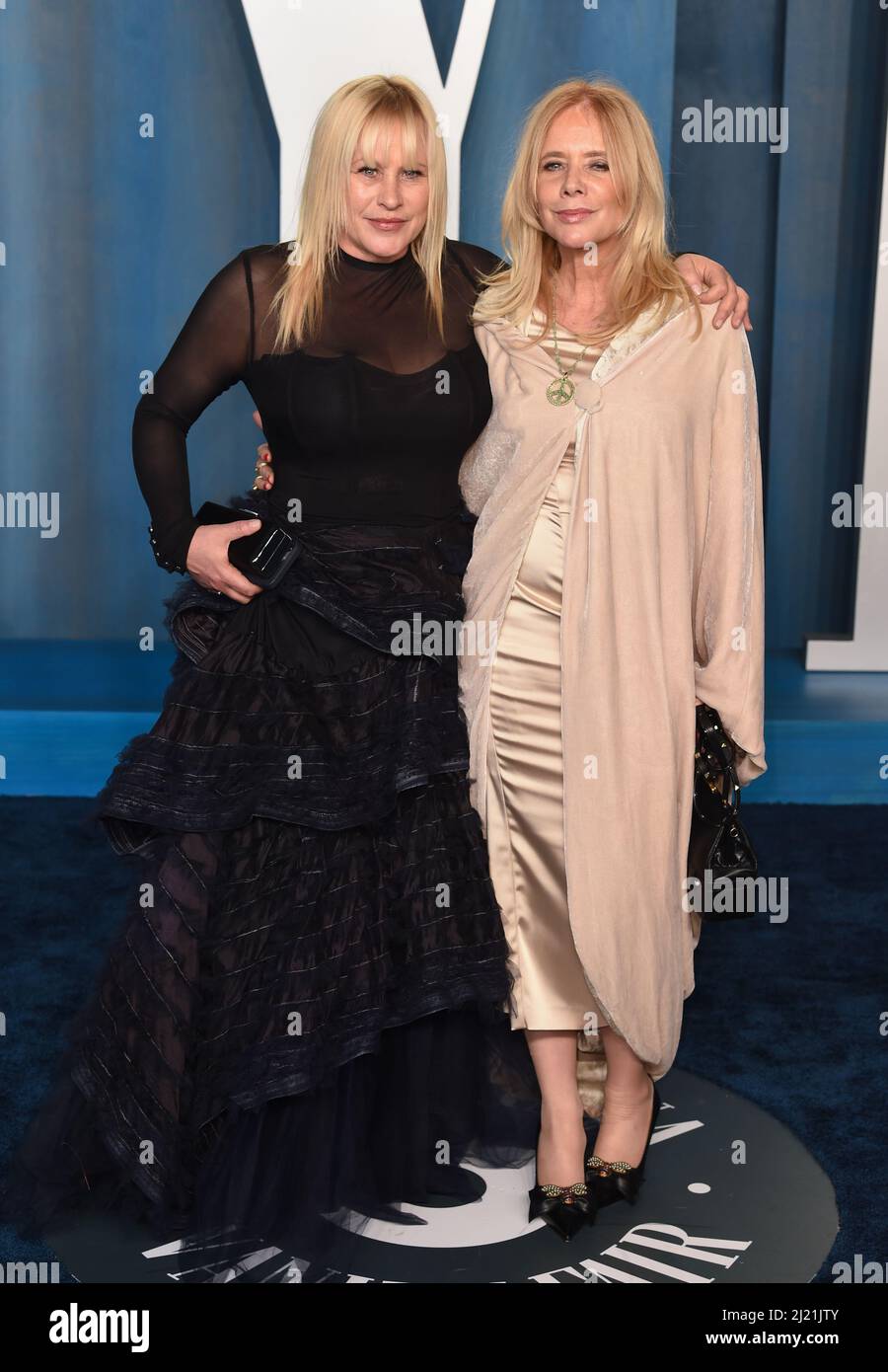 27th mars 2022, Los Angeles, États-Unis. Patricia Arquette et Rosanna Arquette participant à la Vanity Fair Oscar Party 2022, Wallis Annenberg Center for the Performing Arts, Los Angeles. Crédit : Doug Peters/EMPICS/Alamy Live News Banque D'Images