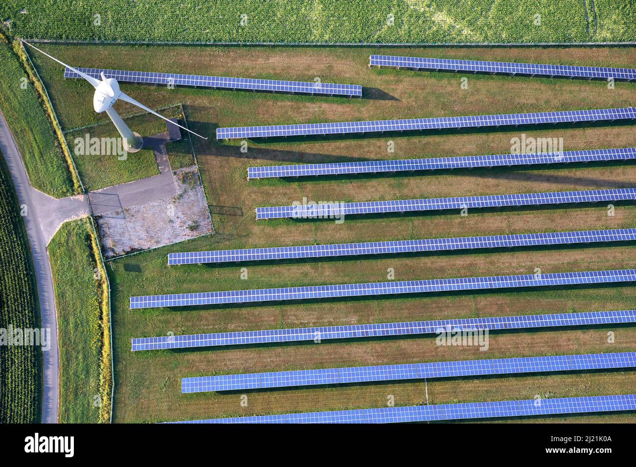 Panneaux solaires et roue à vent, vue aérienne, Belgique, Flandre Banque D'Images