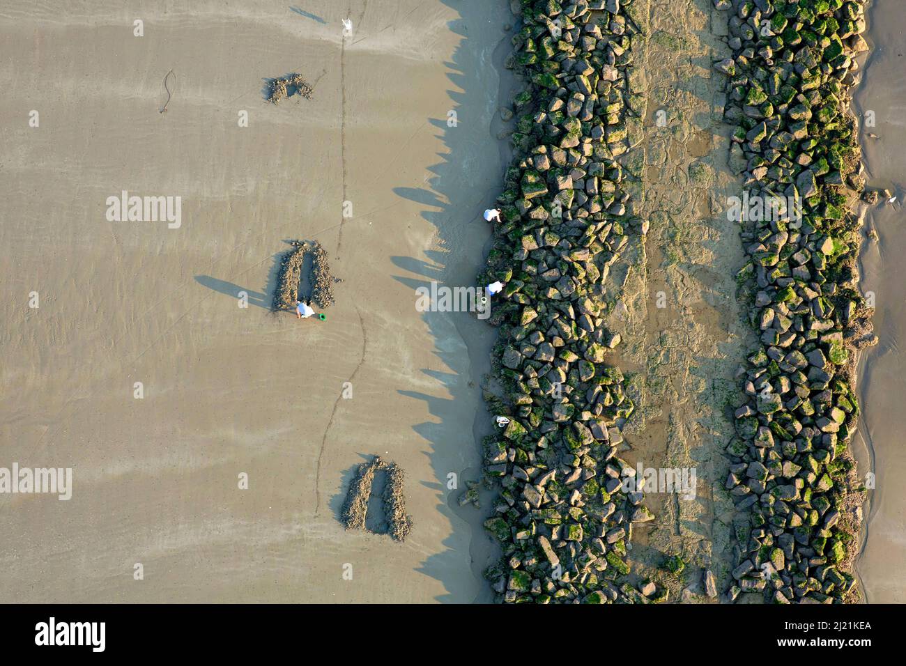 Brise-roches en pierre pour la protection des côtes en mer du Nord, vue aérienne, Belgique, Flandre Banque D'Images