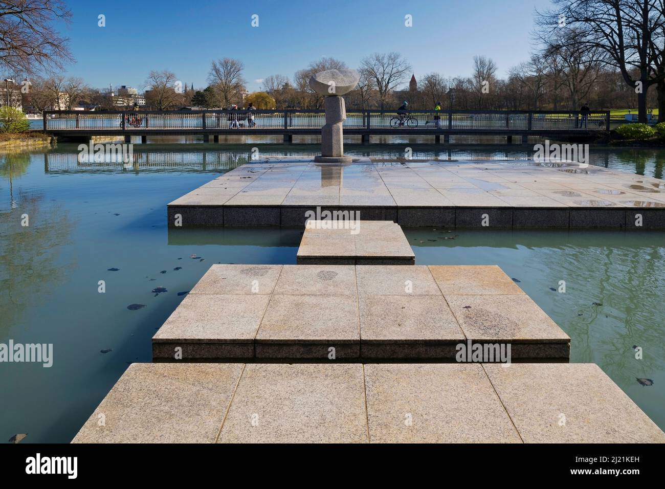 Musée d'art de l'Asie de l'est avec sculpture « bannière tréeaming » et étang d'Aix-la-Chapelle, Allemagne, Rhénanie-du-Nord-Westphalie, Rhénanie-du-Nord-Cologne Banque D'Images