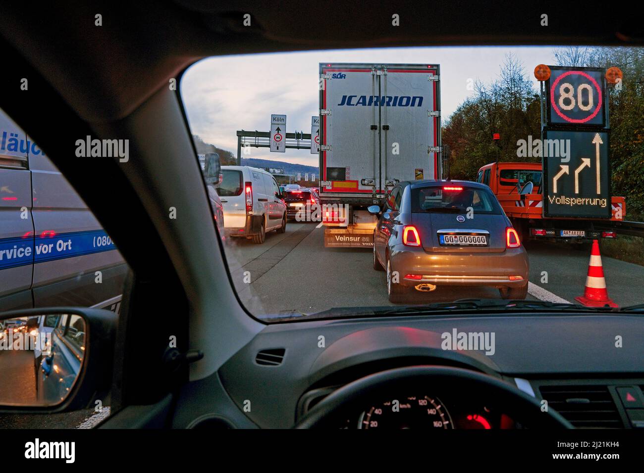 Embouteillage dû à la fermeture complète sur l'autoroute A1, vue de la voiture, Allemagne, Rhénanie-du-Nord-Westphalie, Bergisches Land, Wuppertal Banque D'Images