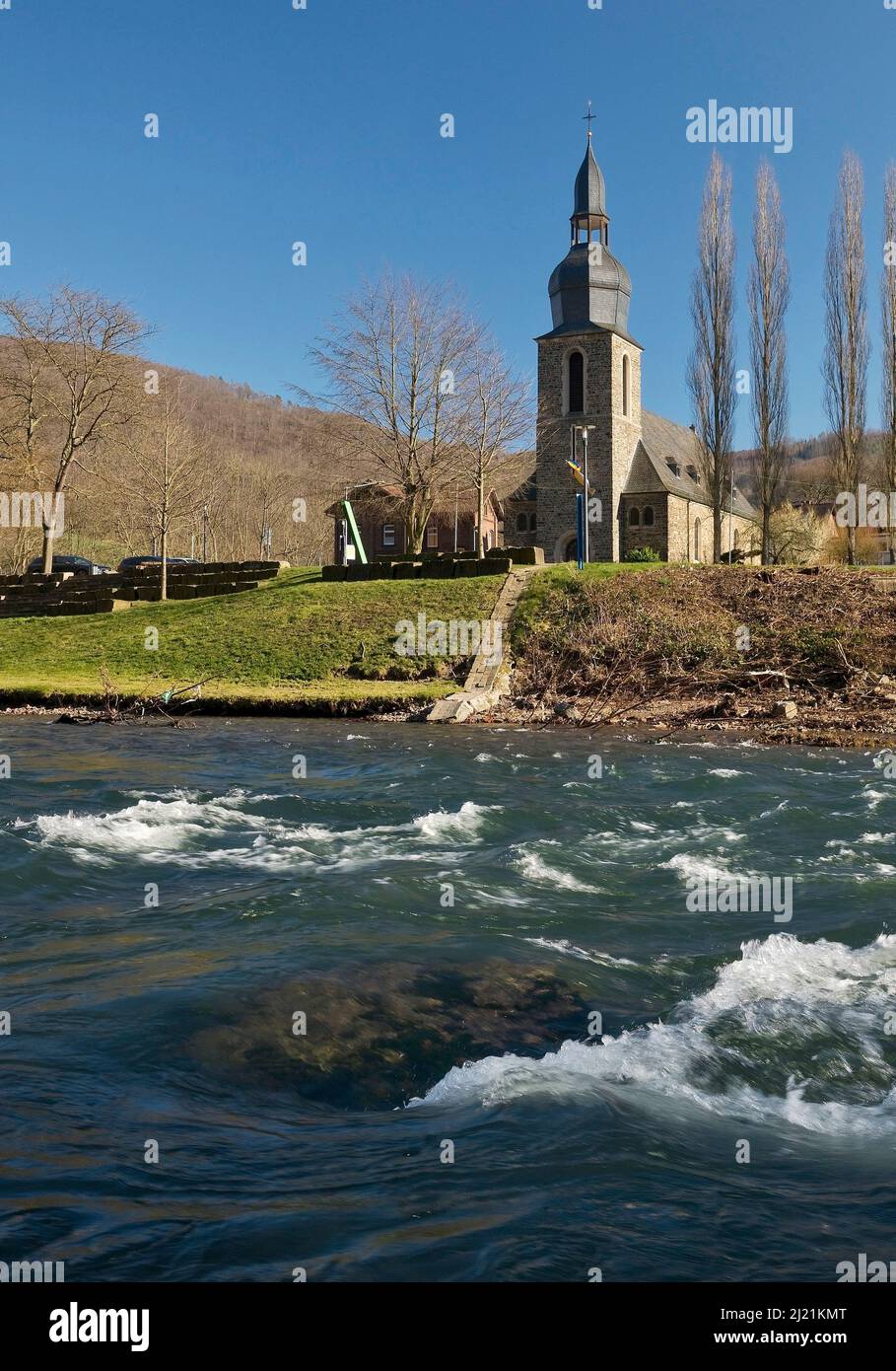 Fluss Lenne avec église Saint-Joseph à Nachrodt, Allemagne, Rhénanie-du-Nord-Westphalie, pays aigre, Nachrodt Wiblingwerde Banque D'Images