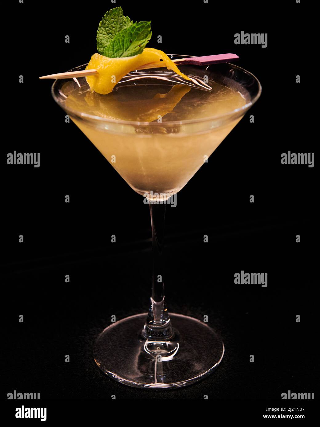 Martini à la vodka jaune vesper avec une garniture au zeste de citron Banque D'Images