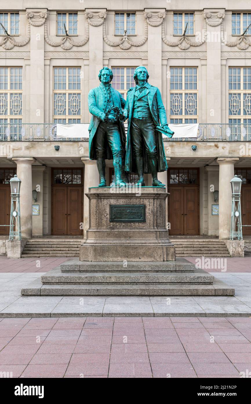 Momument pour Johann Wolfgang von Goethe et Friedrich Schiller devant le Théâtre national de Weimar, Thuringe, Allemagne Banque D'Images